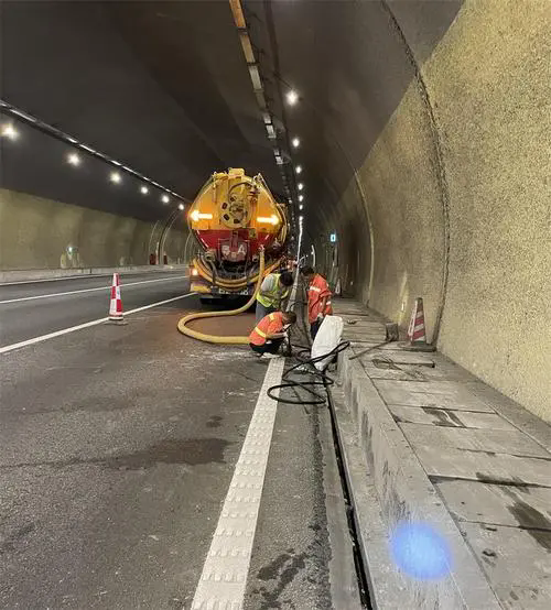 龙游隧道排水渠清淤